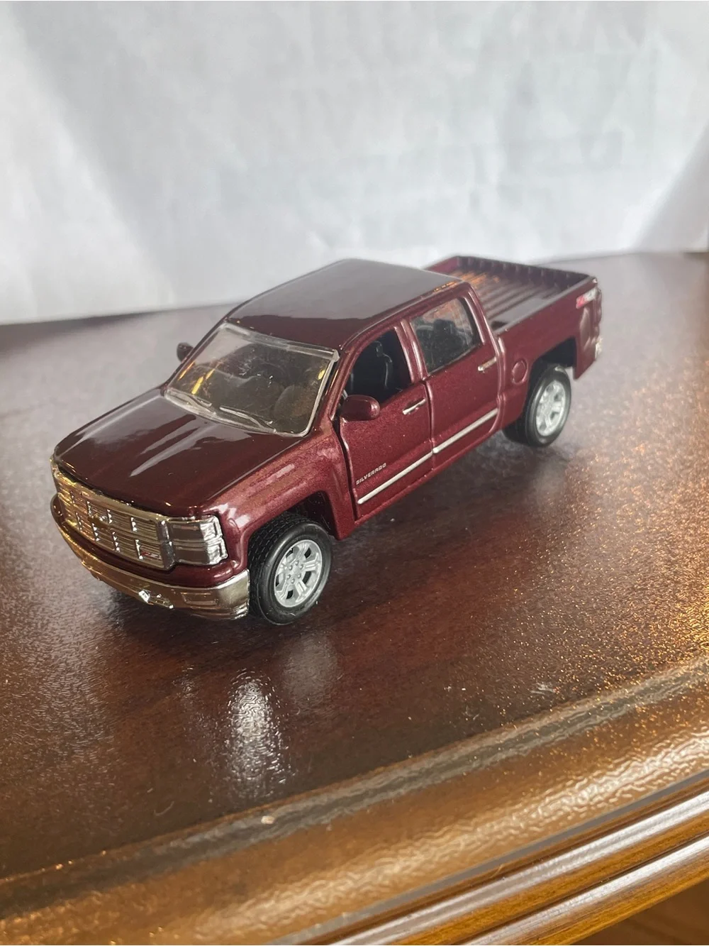 2014 Chevy Silverado 1500 Z71 MAISTO 1:52 scale,Pull Back ,opening Doors.